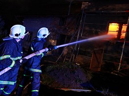 Hasii zasahují u poáru rodinného domu v Sendrai na Náchodsku. (foto: Michal...