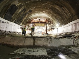 Po proražení celého tunelu se nejprve provede izolace, výztuž a betonáž dna...