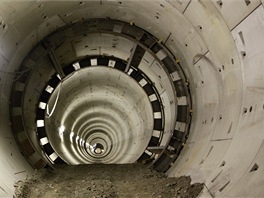 V místě propojky je třeba oba tunely TBM dočasně rozepřít ocelovou konstrukcí,...