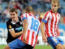 Plzesk Marek Hanousek (vlevo) bojuje s obranou Atltika Madrid.