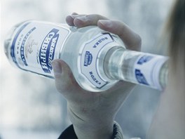 Rus popíjí vodku p�ímo z lahve.