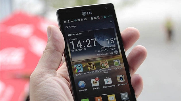 LG Optimus 4X HD - displej m hlopku 4,7 palce.