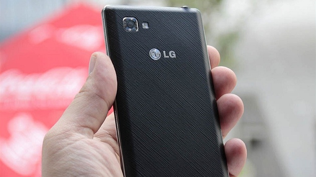 LG Optimus 4X HD - zezadu psob testovan smartphone a luxusn.