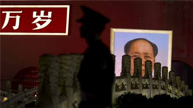 Portrt Mao Ce-tunga na pekingskm nmst Nebeskho klidu. Ob obraz byl 28. z nahrazen novou kopi.
