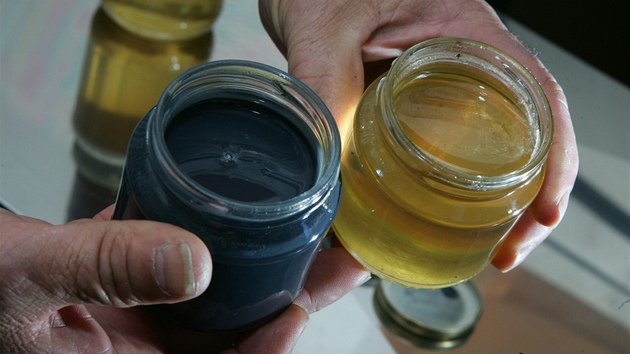 Francouzský včelař André Frieh ukazuje barevný med z města Ribeauville. (5. října 2012)