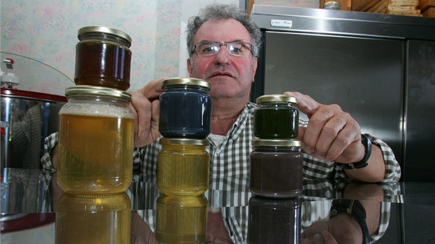 Francouzský včelař André Frieh ukazuje barevný med z města Ribeauville. (5. října 2012)