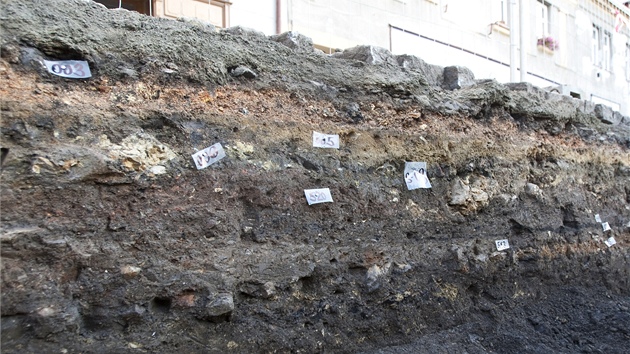 Archeologov narazili ticet centimetr pod dlabou duchcovskho nmst na pl metru silnou vrstvu ernohnd hlny, kter je pozstatkem osady z doby asi 1300 a 1050 let ped nam letopotem. 