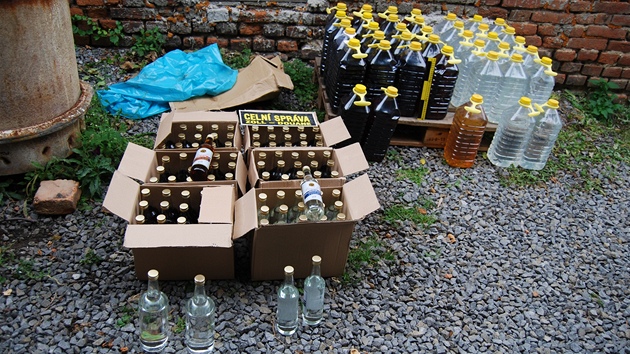 V domku na Vykovsku objevili celnci stovky litr nezdannho alkoholu, cigarety a tabk.