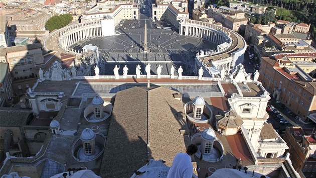 Marcello Di Finizio vyvsil na kopuli Baziliky sv. Petra ve Vatiknu transparent proti nazen EU (3. jna 2012)