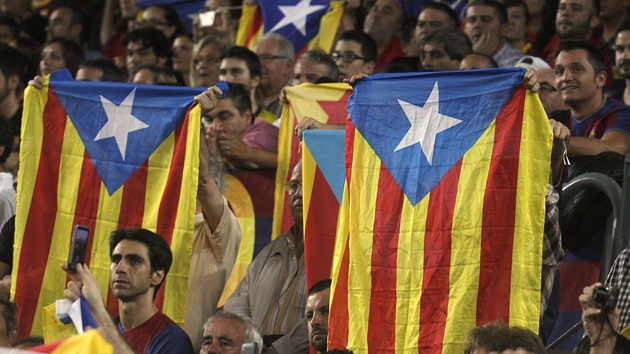 POLITIKA NA TRIBUNCH. Fanouci Barcelony vythli bhem El Clsika katalnsk vlajky symbolizujc boj za nezvislost (7. jna 2012).
