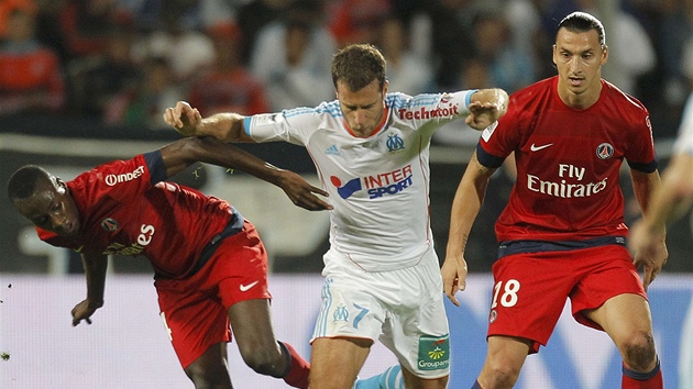 PROTHNU SE? Benoit Cheyrou z Marseille se pokou projt s mem u nohy mezi Blaisem Matuidim a Zlatanem Ibrahimovicem z Pae St. Germain.