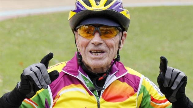 Francouzsk cyklista Robert Marchand pi svm rekordnm vkonu
