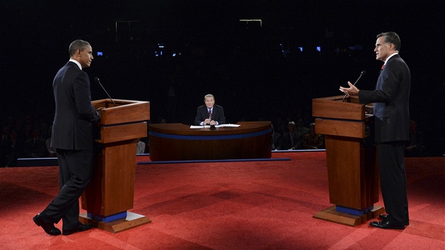 Mitt Romney a Barack Obama bhem prvn pedvolebn televizn debaty v Coloradu. Uprosted jim naslouch modertor poadu Jim Lehrer (3. jna 2012)
