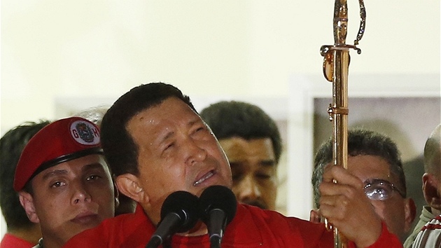 Venezuelský prezident Hugo Chávez slaví s replikou mee Simona Bolívara dalí