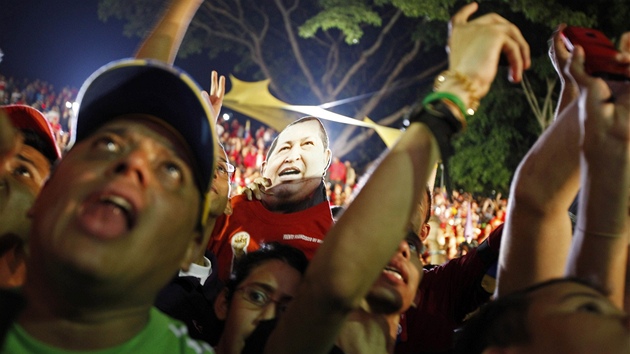 Pznivci veneuzelskho prezidenta Huga Chveze slav v Caracasu jeho vtzstv v nedlnch volbch (7. jna 2012)