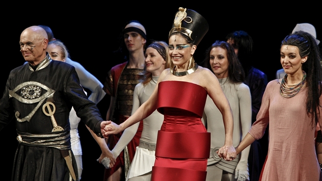 Premira muziklu Aida: zleva Ji Korn, Lucie Bl a Dasha (2012)