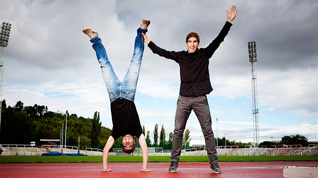 Moderní pětibojař David Svoboda (vpravo) a jeho bratr triatlonista Tomáš Svoboda