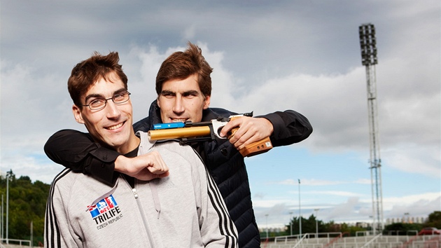 Moderní pětibojař David Svoboda (vpravo) a jeho bratr triatlonista Tomáš Svoboda