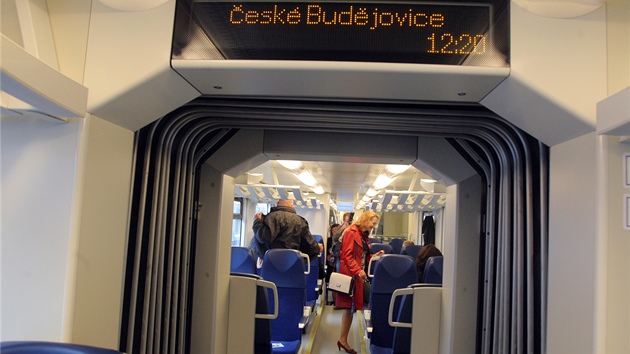 V eskch Budjovicch pedstavily esk drhy novou vlakovou soupravu RegioPanter. Jezdit bude zejmna na trati esk Budjovice - esk Velenice.