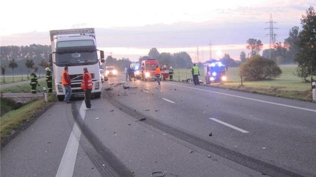 Kvli vn nehod musela bt uzavena silnice I/11 z Tnit nad Orlic. idi felicie se srazil s protijedoucm kamionem