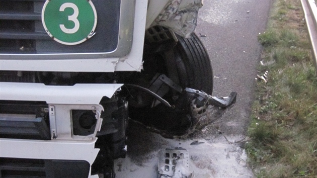 Kvli vn nehod musela bt uzavena silnice I/11 z Tnit nad Orlic. idi felicie se srazil s protijedoucm kamionem