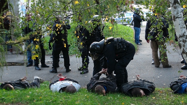 Na Skalce se strhla rvaka mezi ultras obou tm. Policist ale vas zashli. Zatkli 63 lid.