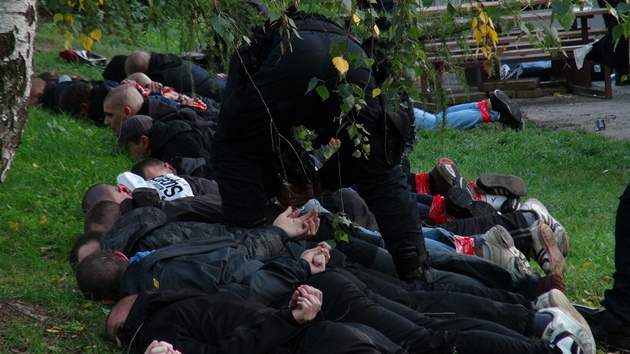 Na Skalce se strhla rvaka mezi ultras obou tm. Policist ale vas zashli. Zatkli 63 lid.