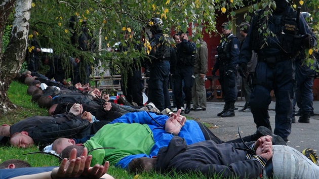 Na Skalce se strhla rvaka mezi ultras obou tm. Policist ale vas zashli. Zatkli 63 lid.