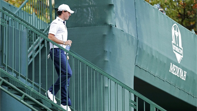 U B̎M! Golfista Rory McIlroy tm zmekal zatek flightu v posledn den prestinho Ryder Cupu.