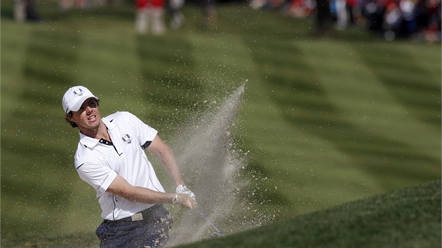 TOHLE NEN PATN. Golfista Rory McIlroy sleduje mek po odpalu na Ryder Cupu.
