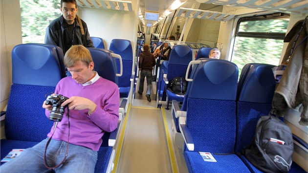 Cestujc na trati mezi eskmi Budjovicemi a eskmi Velenicemi si od pondl uij pohodlnj jzdu vlakem.