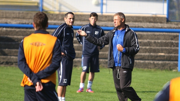 Zdenk asn u vedl fotbalisty Teplic na ternm trninku.