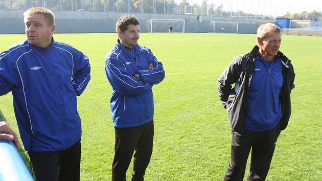 Zdenk asn (vpravo) u vedl fotbalisty Teplic na ternm trninku. Vedle nj stoj Luk Perost, kter jako hlavn kou rezignoval.