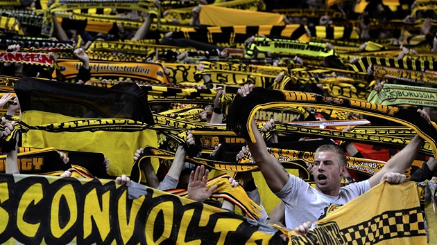 Fanouci Borussie Dortmund na stadionu Manchesteru City pi utkn Ligy mistr.