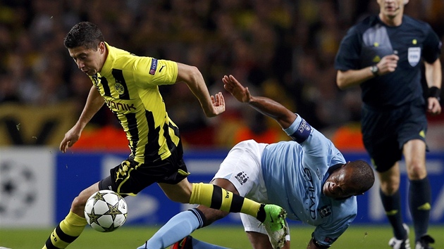esk sud Pavel Krlovec pozoruje, jak Vincent Kompany z Manchesteru City se sna zastavit Roberta Lewandowskho z Dortmundu v utkn Ligy mistr.