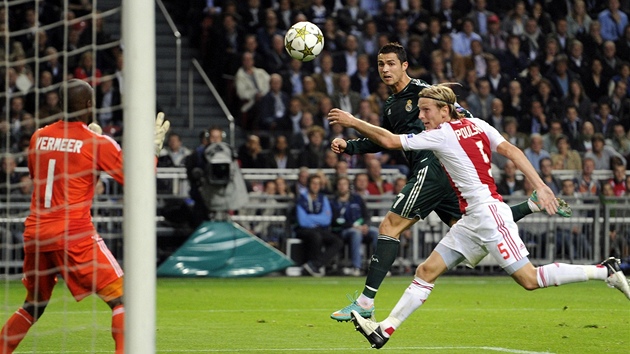 Cristiano Ronaldo z Realu Madrid stl na branku Ajaxu Amsterdam v utkn Ligy mistr. Sna se ho brnit Christian Poulsen (vpravo), v brance je Kenneth Vermeer.