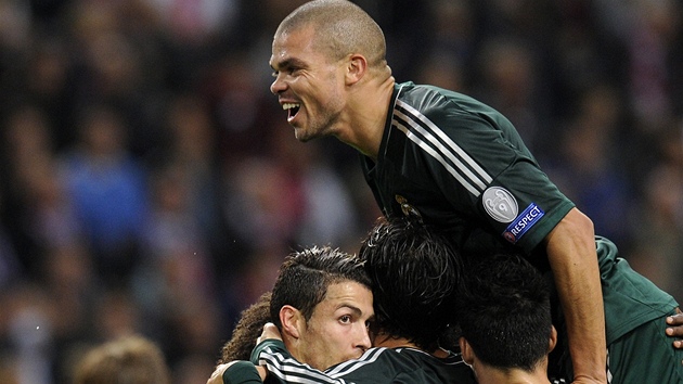 Cristiano Ronaldo z Realu Madrid (zcela vlevo) v objet spoluhr v utkn Ligy mistr na Ajaxu