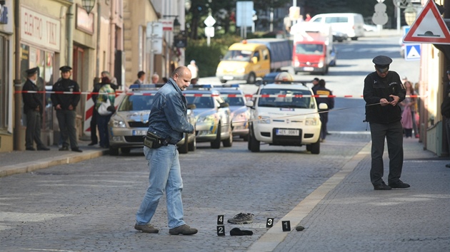 Při zatčení nechal lupič na ulici před bankou mimo jiné granát a jednu botu. Policisté celou Horní ulici uzavřeli.