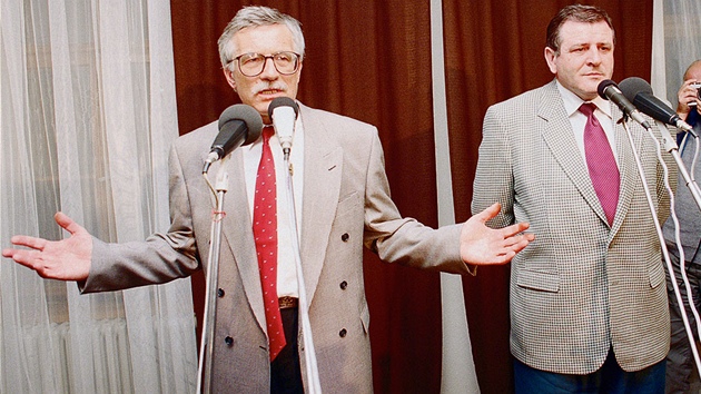Jihlava, říjen 1992. Václav Klaus a Vladimír Mečiar na noční tiskové konferenci poté, co se dohodli na jednom z prvních kroků směřujících k rozpadu Československa.