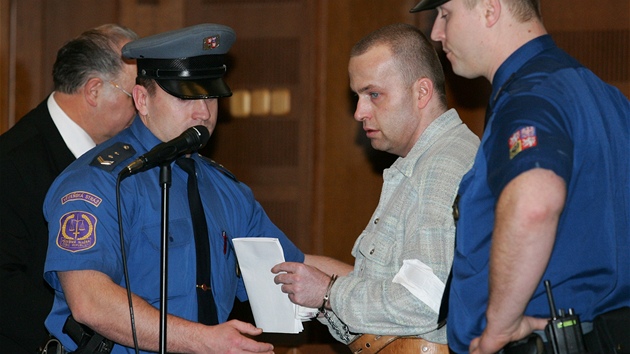 Petr Zelenka ped krlovhradeckm krajsk soudem. Za sv dn dostal doivotn trest.