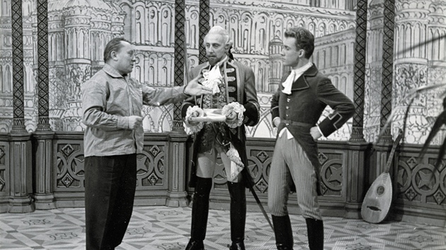 Karel Zeman s herci Miloem Kopeckm a Rudolfem Jelnkem pi naten filmu Baron Pril