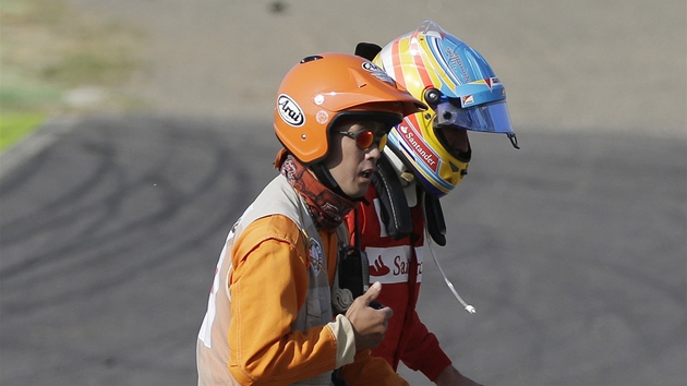 VYNUCEN PROCHZKA. Fernando Alonso pedasn m do box, Velkou cenu Japonska nedokonil.   