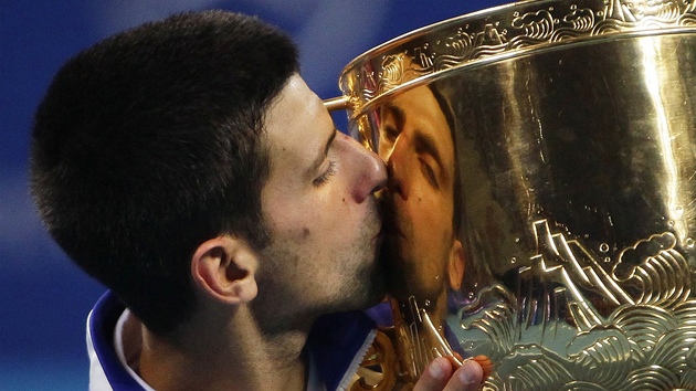 Novak Djokovi lb trofej pro vtze turnaje v Pekingu. 