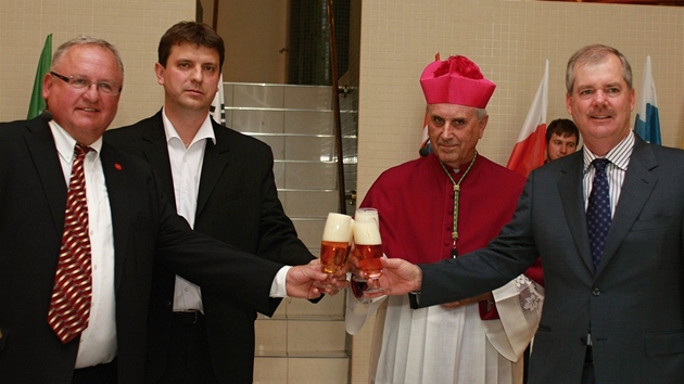 Nesml chybt ani slavnostn ppitek, na snmku zleva sldkov Vclav Berka a Ji Fusek, biskup Frantiek Radkovsk a generln editel pivovaru Doug Brodman. 