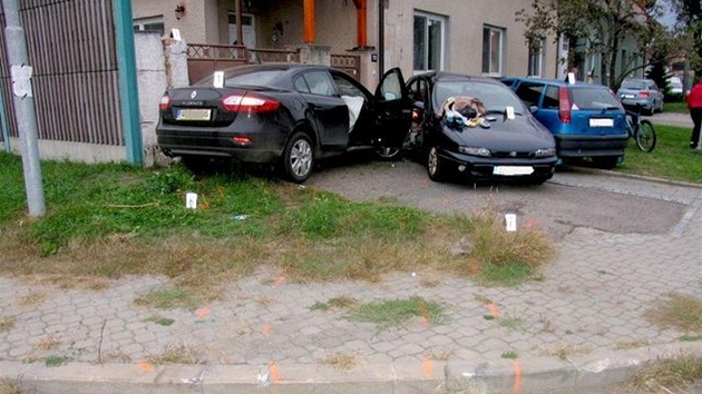 Mlad idi se lekl dopravnch policist a naboural ti auta.