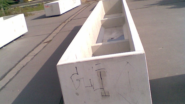 Problémové kv�tiná�e zatím radnice odvezla na Lihovar.