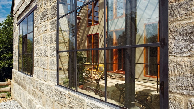 Stodola z boční strany - sklo v kombinaci s kovem odkazuje na industriální stavby.