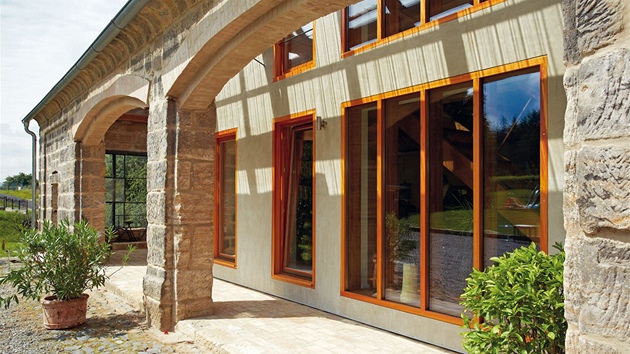 Dům s parametry pasivní stavby poklidně spočívá uvnitř stodoly.