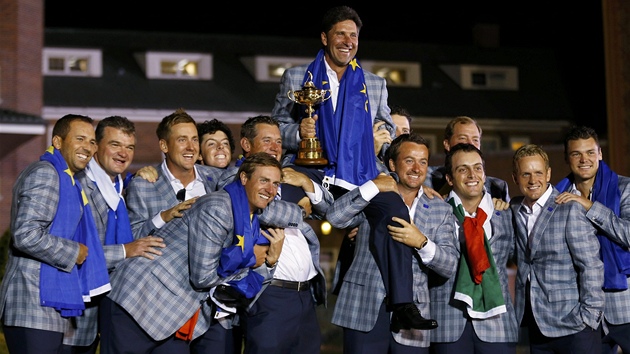 Golfový výbr Evropy se raduje z triumfu v Ryder Cupu.