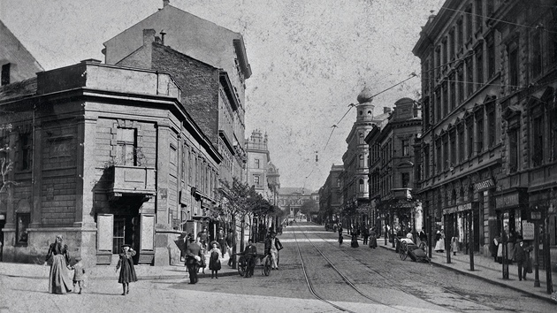 Pohled Prokopovou ulic (s trolejemi pro elektrickou tramvaj) vzhru k restauraci Bezovka, potek 20. stolet.